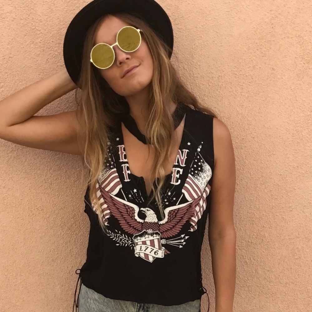 Cutout eagle tour choker tee with lace up sides